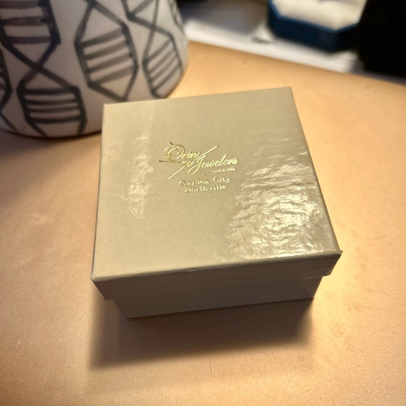 New never warn 10k gold heart pendant with pave diamonds. - Picture 4 of 4